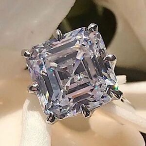 🔷 Elegant Silver 4 Carat CZ Sparkling Women's Ring 🔷